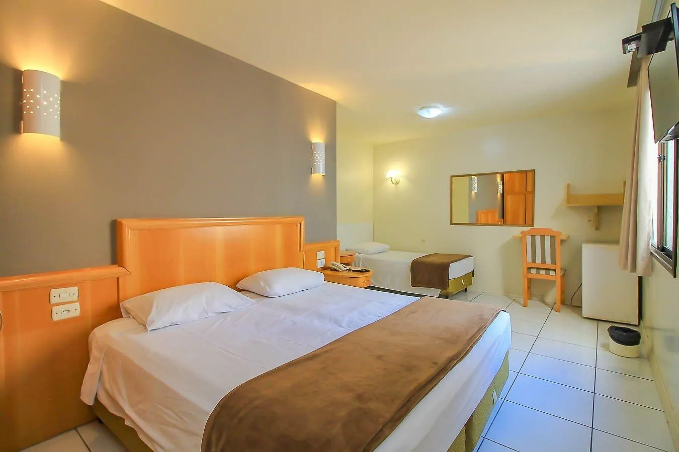 Hotel Coral Express, Proximo A Escola Duque De Caxias , Coronel Afonso Massot ,Padre Reus E As Provas Do Mp Porto Alegre