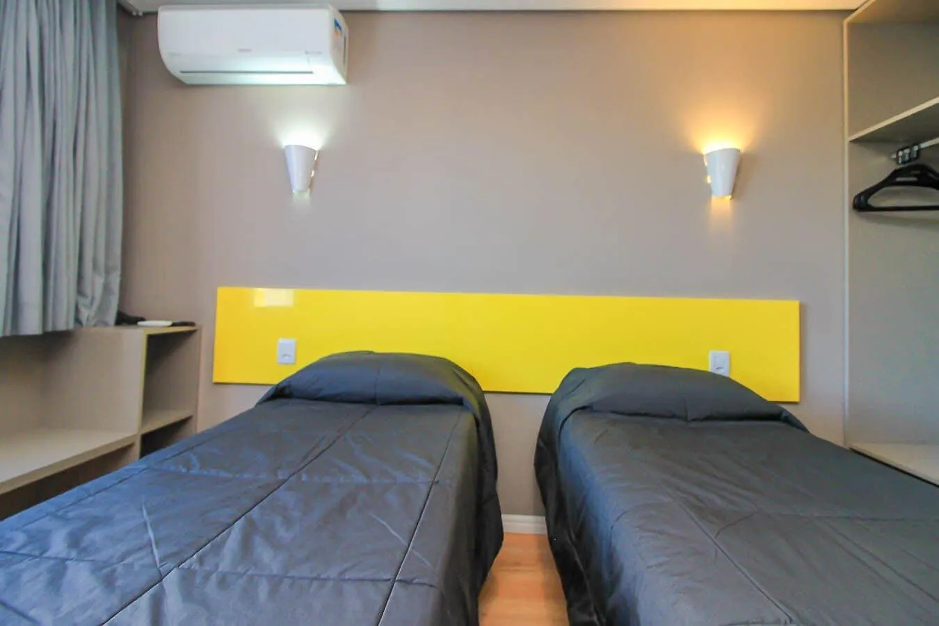 Hotel Coral Express, Proximo A Escola Duque De Caxias , Coronel Afonso Massot ,Padre Reus E As Provas Do Mp Porto Alegre