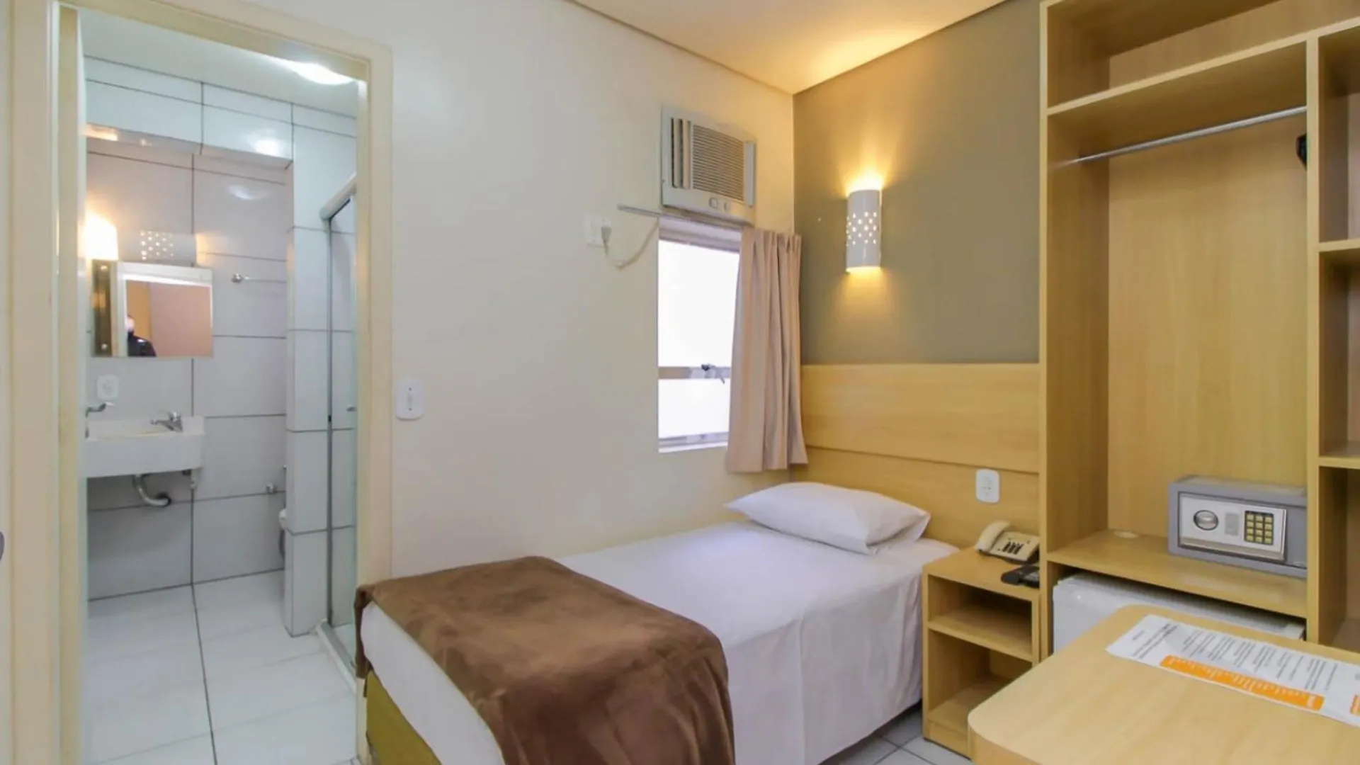 ***  Hotel Coral Express, Proximo A Escola Duque De Caxias , Coronel Afonso Massot ,Padre Reus E As Provas Do Mp Porto Alegre Brasile